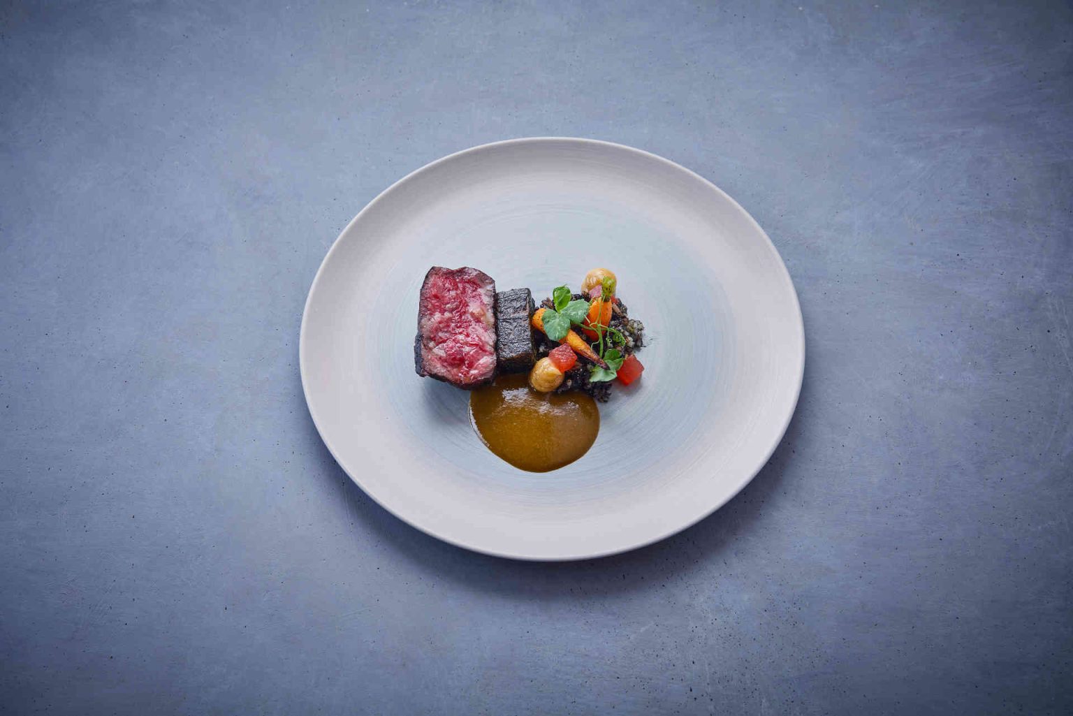 Österreichisches Wagyu, Wassermelone, Quinoa und thailändische Rinderjus © Helge Kirchberger Photography