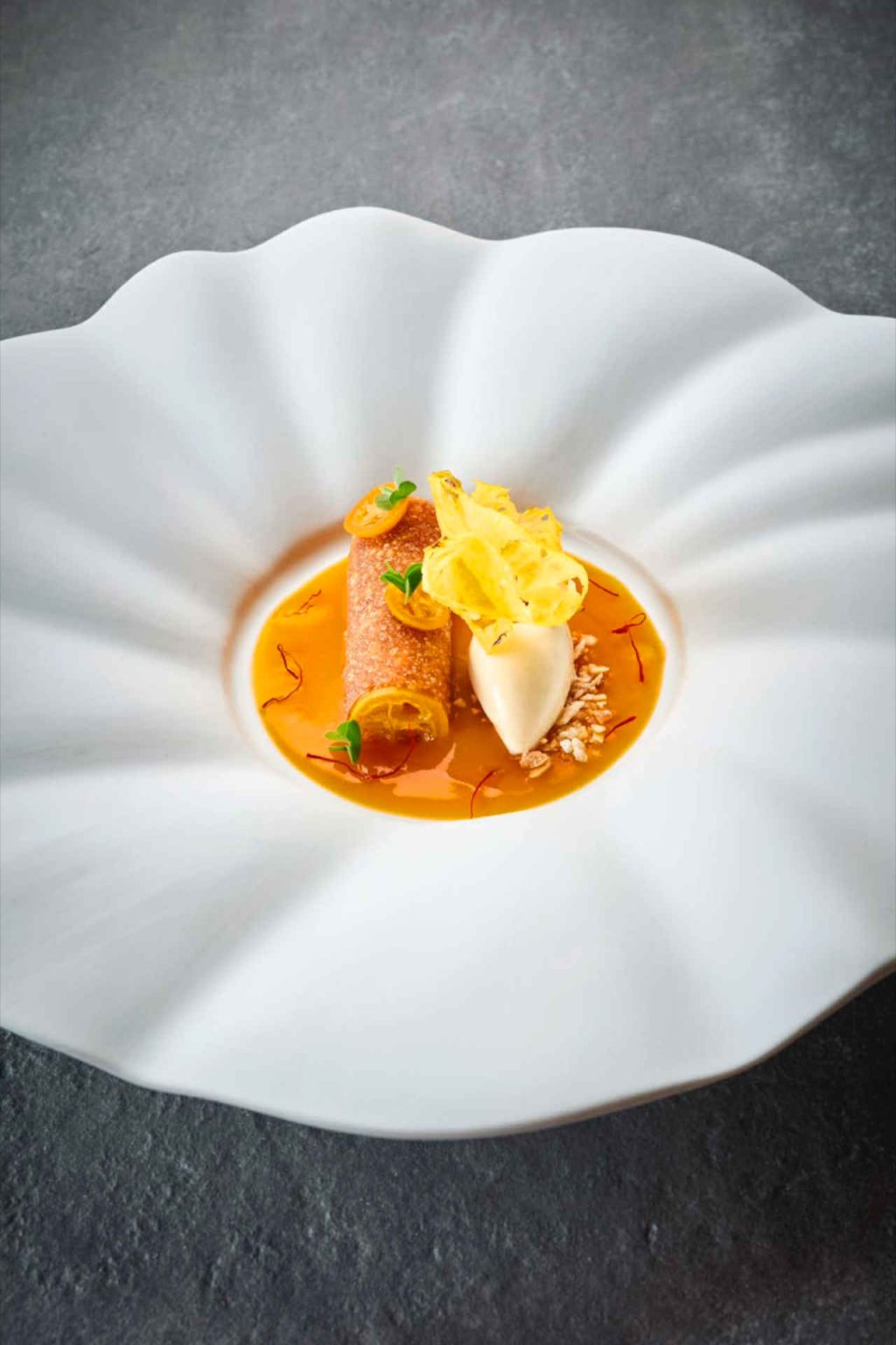 Von Wolfgang Puck: Karamellisierter Ananasstrudel, Marzipaneis und kandierte Kumquats © Helge Kirchberger Photography