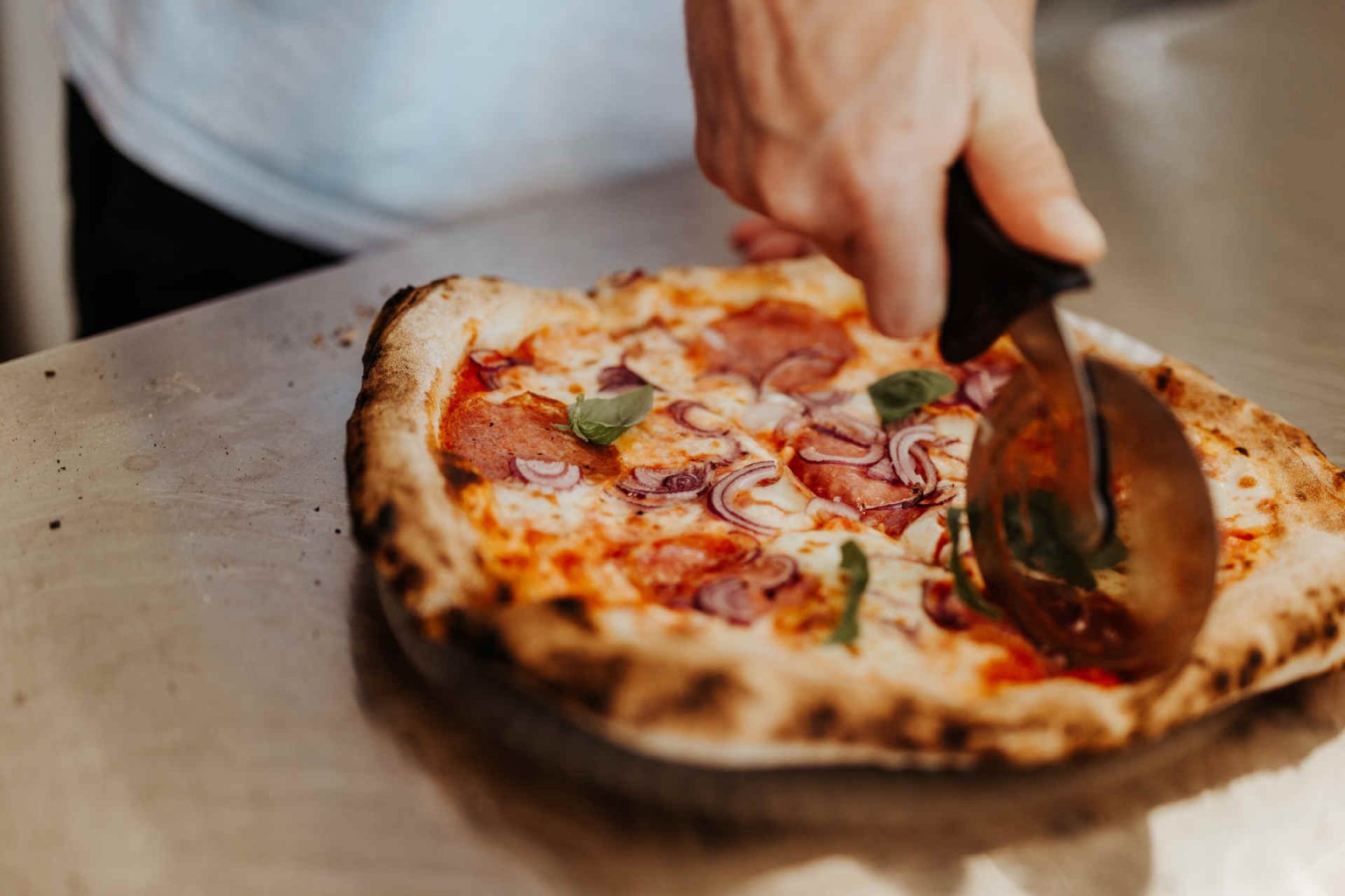 Authentische neapolitanische Pizza verkauft Elvis Parić aus dem Truck. © Daniel Schalhas