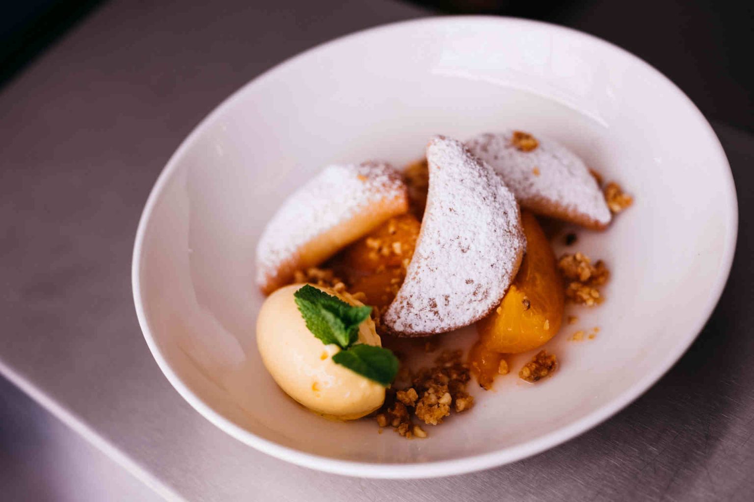 Gebackene Topfen Ravioli mit Marille und Mandelstreusel © Ingo Pertramer