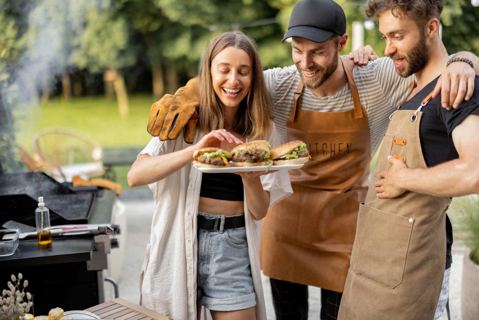 Über ein Drittel der GenZ (15- bis 29-Jährige) steht einmal pro Woche am Grill. © iStock / RossHelen
