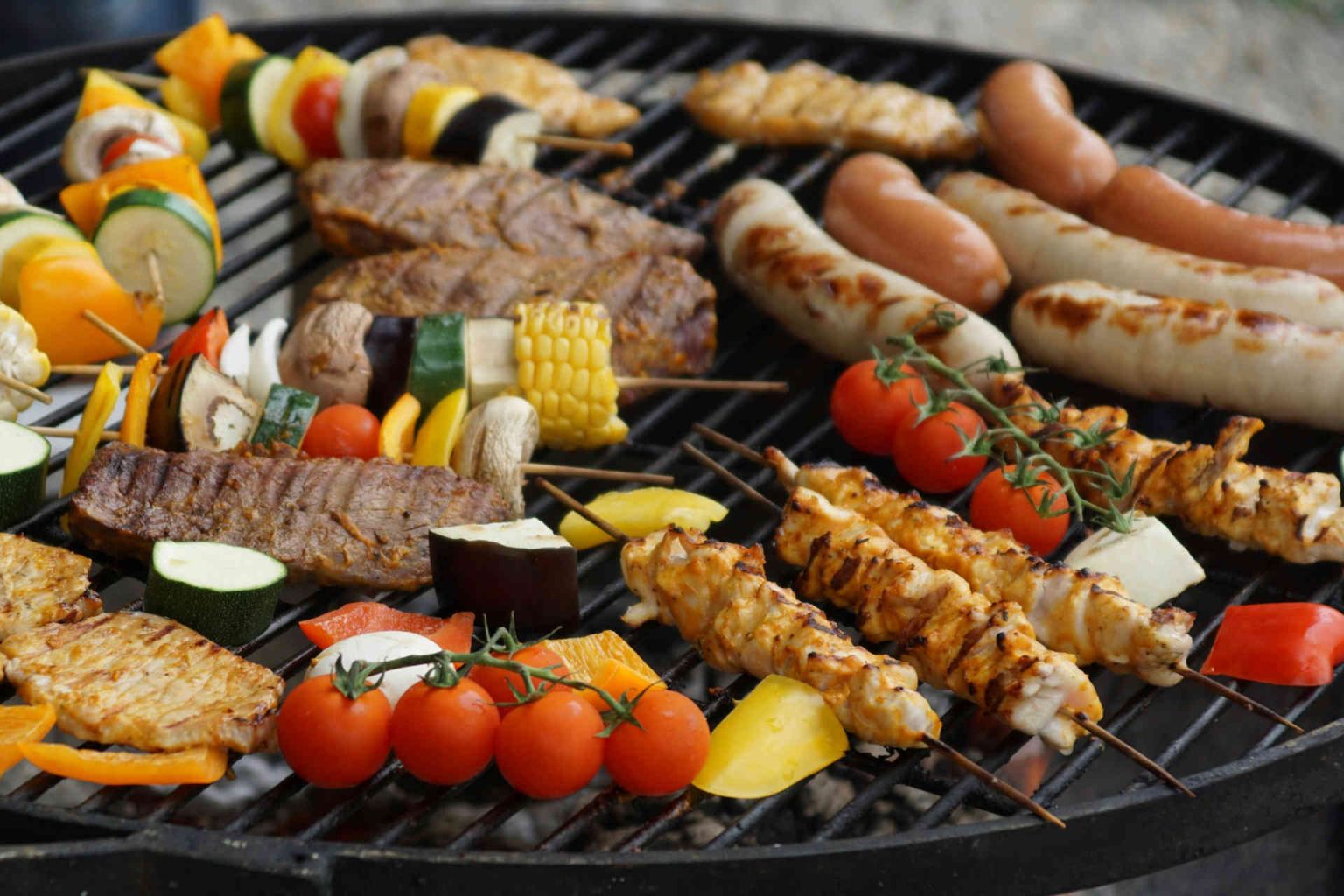 Klassiker wie Würstel (76%), Geflügel (74%) und Gemüse (68%) haben im Ranking der Grillzutaten die Nase vorn. © Pixabay