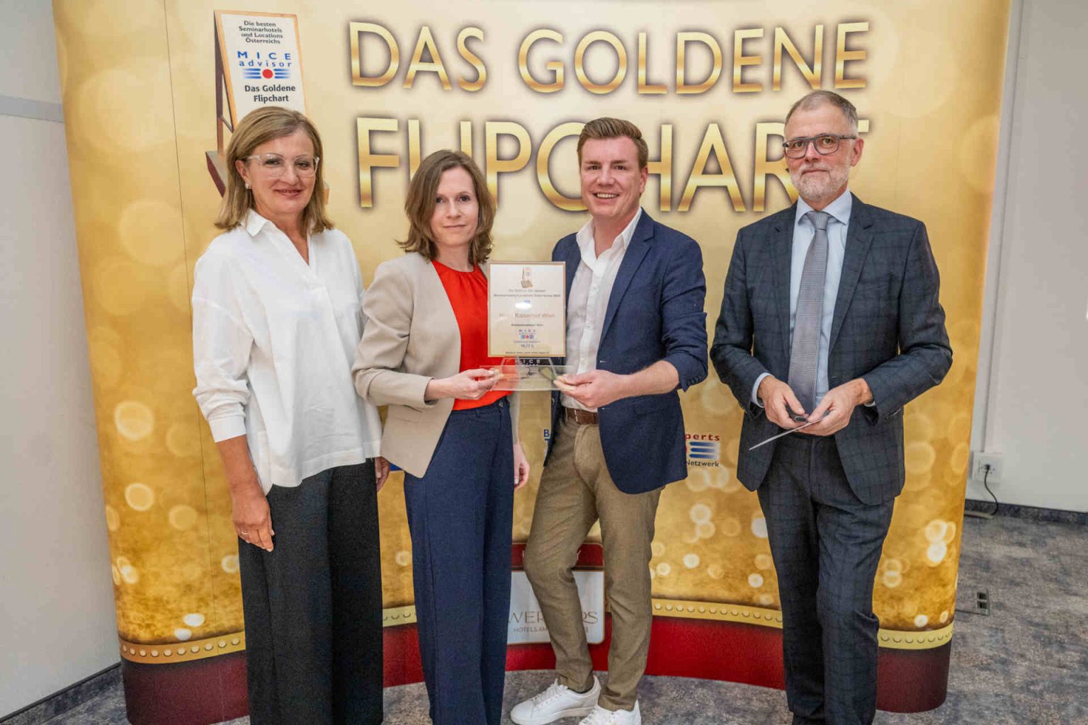 Im Bild v.l.n.r.: Elfi Schenkel (Tagen in Österreich), Michaela Praschl, Gilbert Kratschmann (Kaiserhof Wien) und Thomas Wolfsegger (Tagen in Österreich), Foto beigestellt