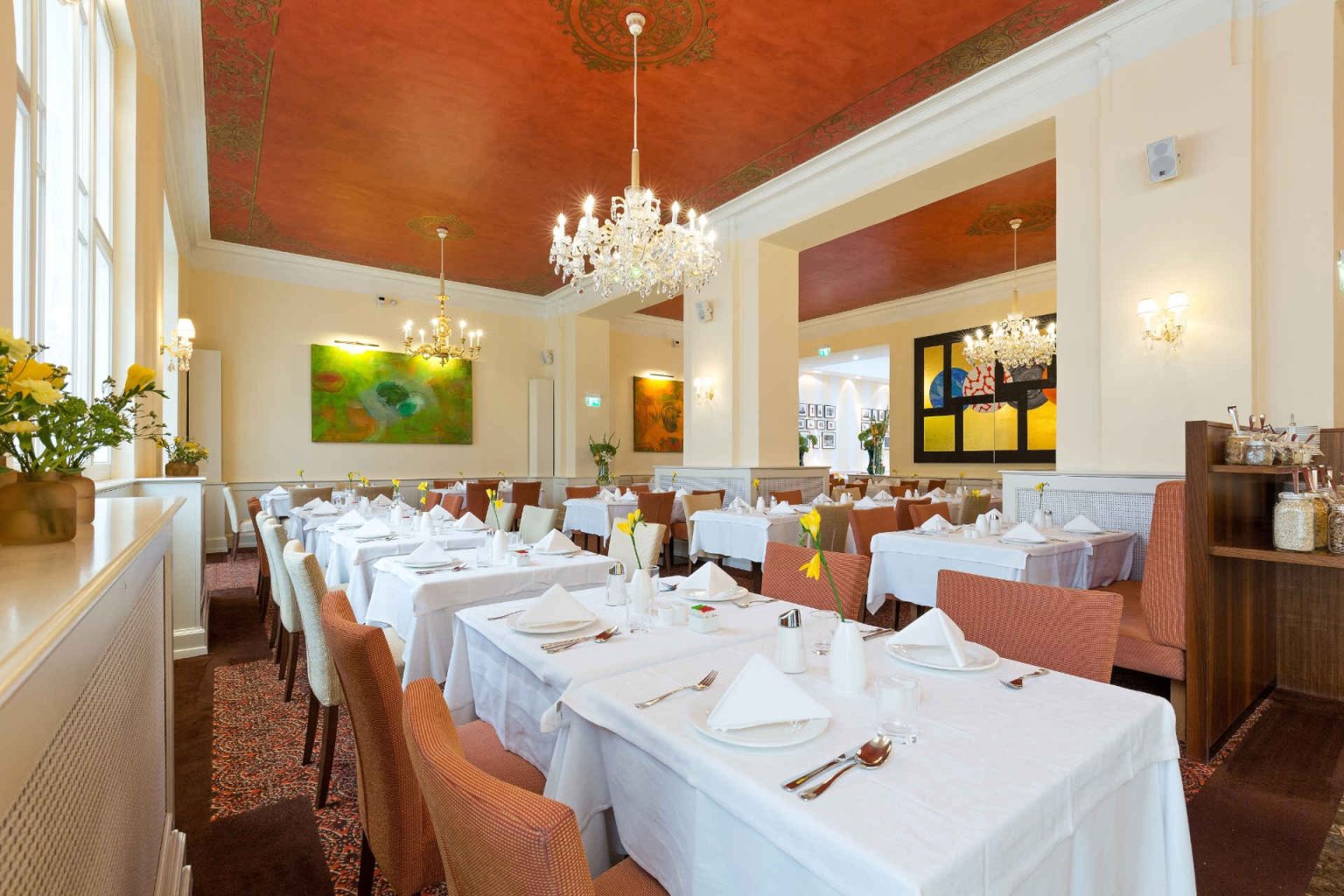Edel gedeckte Frühstückstische im Salon Imperial, Foto beigestellt