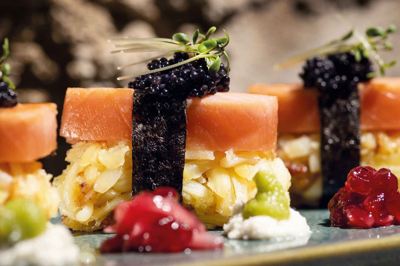 Alpensushi mit fein geriebenen Rösti-Kartoffeln von 11er, Foto beigestellt