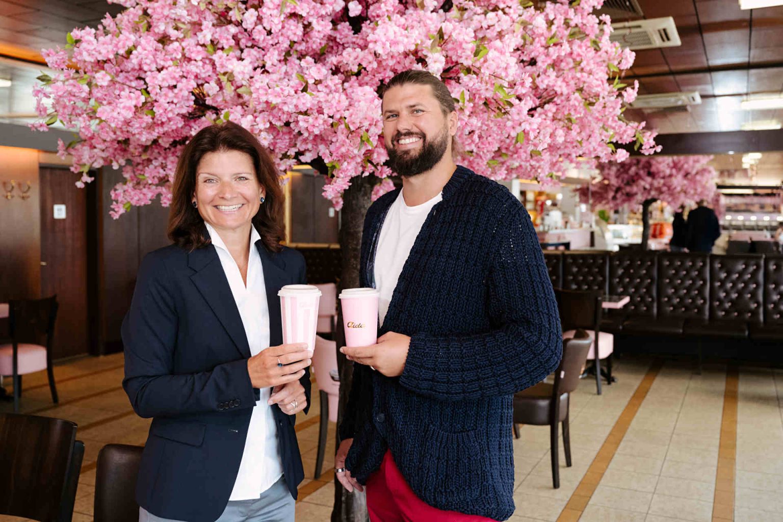 Lieferando Geschäftsführerin Natascha Mauthner und Dominik Prousek, Geschäftsführer der Café-Konditorei Aida © Chiara Milo