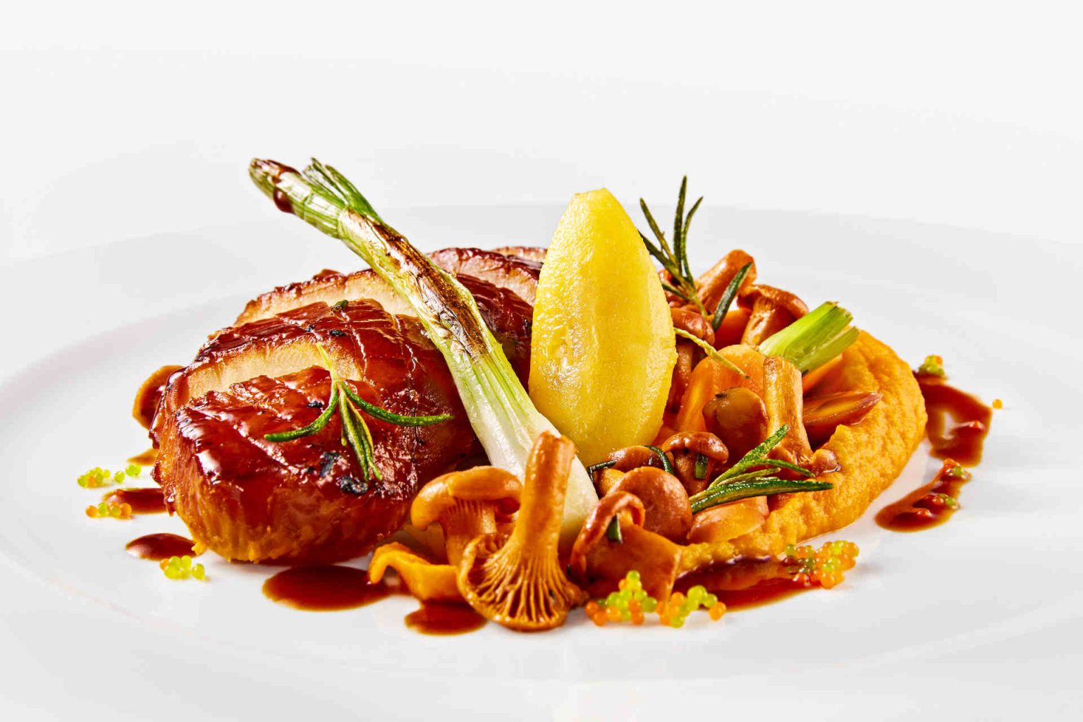 Hauptgang vegetarisch: Glaciertes Selleriesteak und sautierte Eierschwammerl an Rieslingapfel, Karottencreme und Exotik-"Kaviar", Foto beigestellt