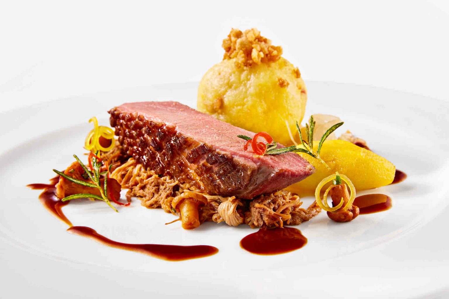 Hauptgang: Duett von der Ente – rosa gebratene Brust und confiertes Ragout – an Rieslingapfel, Champagnerkraut, Honig-Jus und Erdäpfelknödel, Foto beigestellt