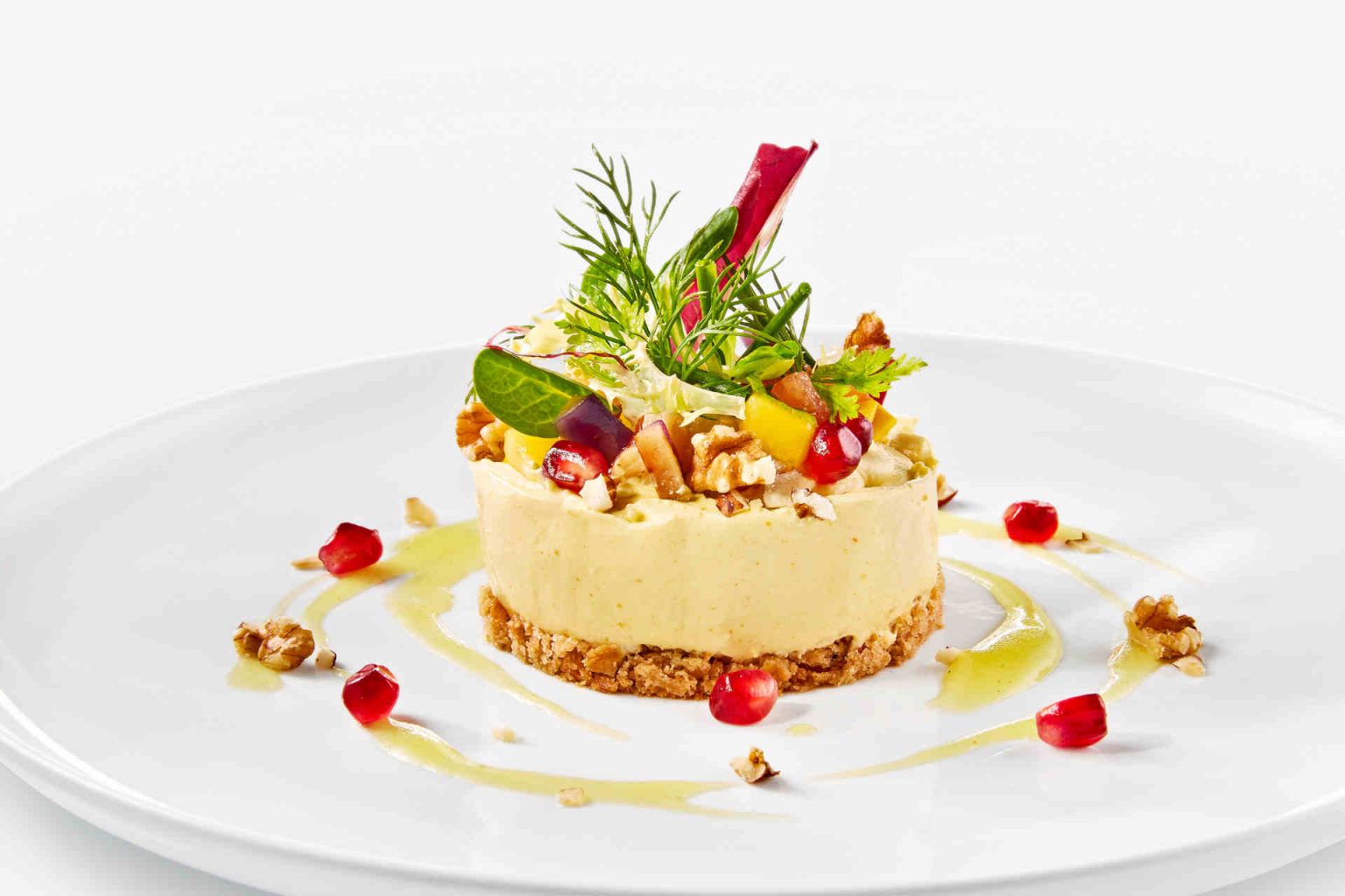 Vorspeise: Ziegenkäse-Karamell-Törtchen mit Chili-Walnuss-Crunch an winterlichen Blattsalaten, Foto beigestellt