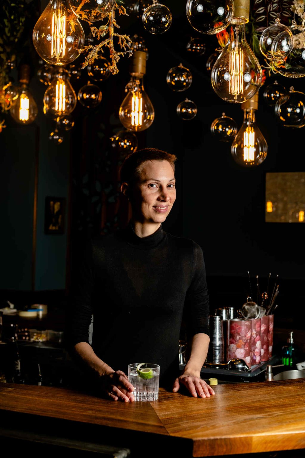Sigrid Schrot. Inhaberin der Hammond Bar, Barfrau des Jahres (Falstaff 2017), erste Frau, die den World’s Most Imaginative Bartender Award von Bombay Sapphire gewann. Gründerin des Hammond Lab und Initiatorin des Female & Flavorful Education Day für Frauen in der Hospitality-Branche. © Vinícius Valpereiro