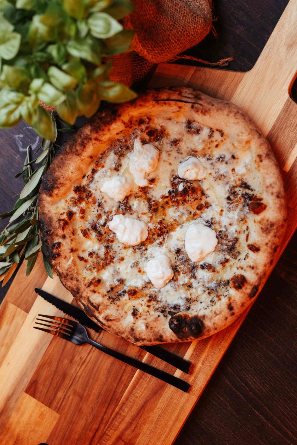 „Tartufo“ mit Trüffelcreme, Fior di Latte, Caciottella al Tartufo, Stracciatella, Grana Padano, Olivenöl und Meersalz. © Daniel Schalhas