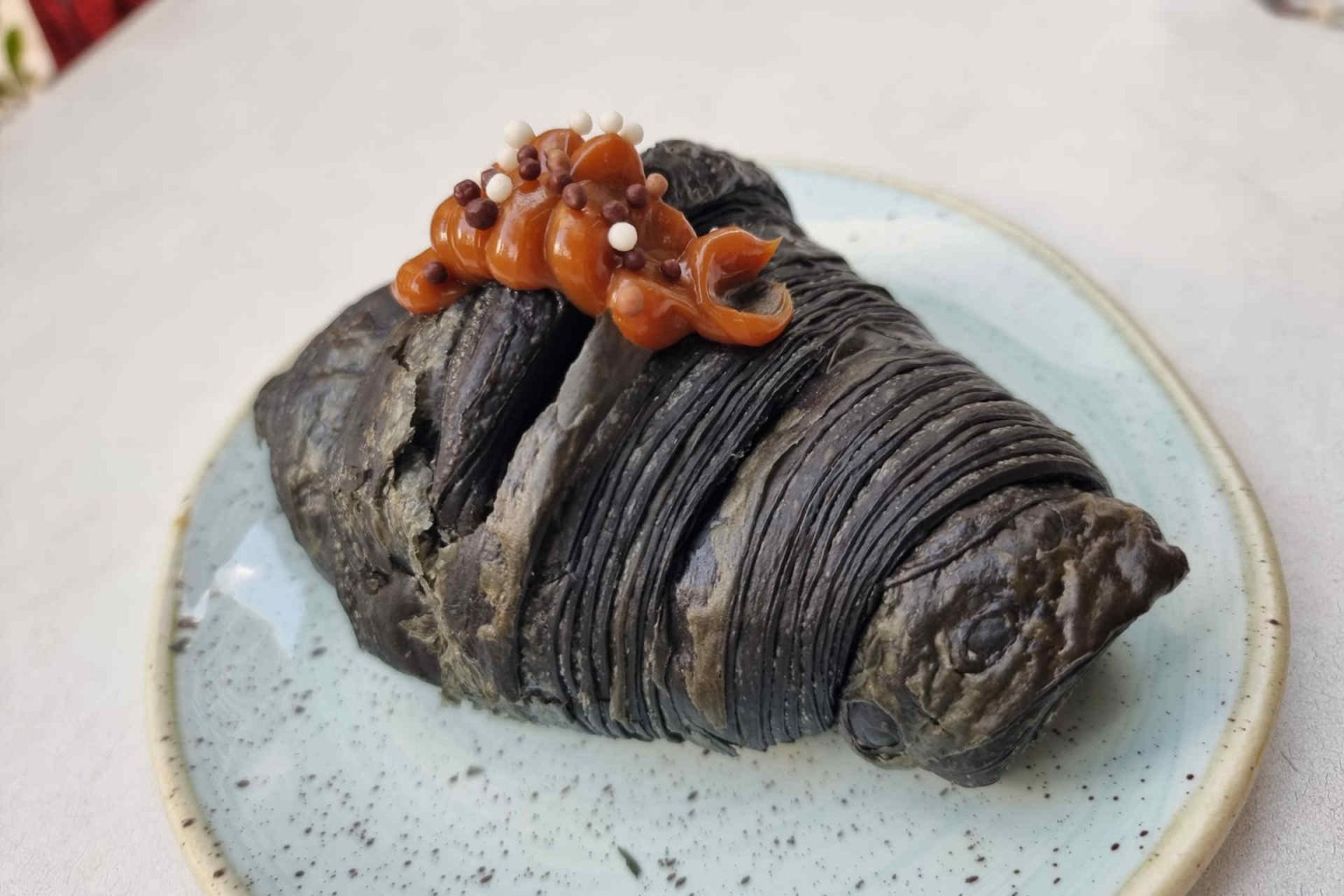 Charcoal Croissant mit Pistazien-Füllung im B-Bistro, Miami © Pierre Nierhaus