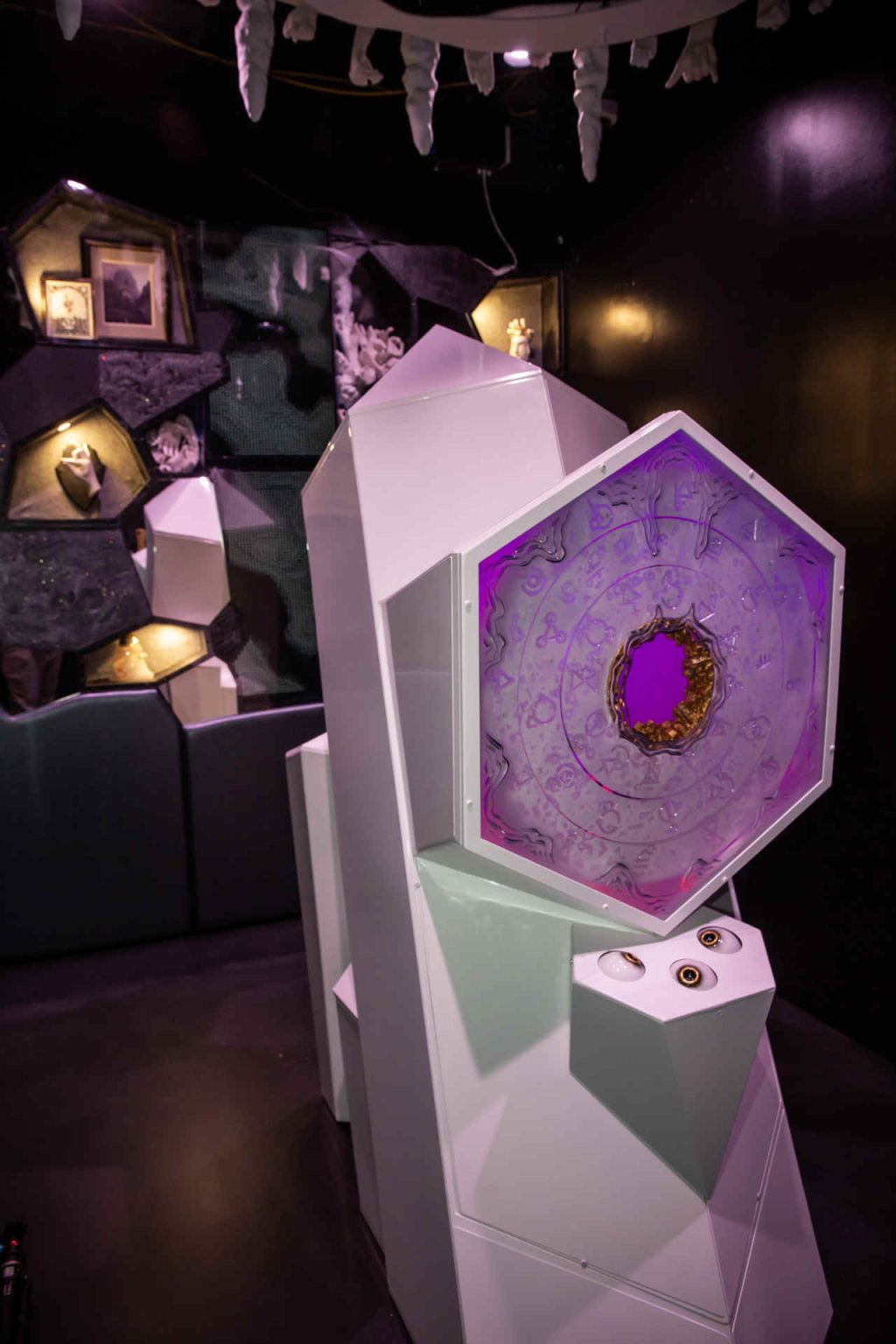 Raum "THEM" © Omega Mart