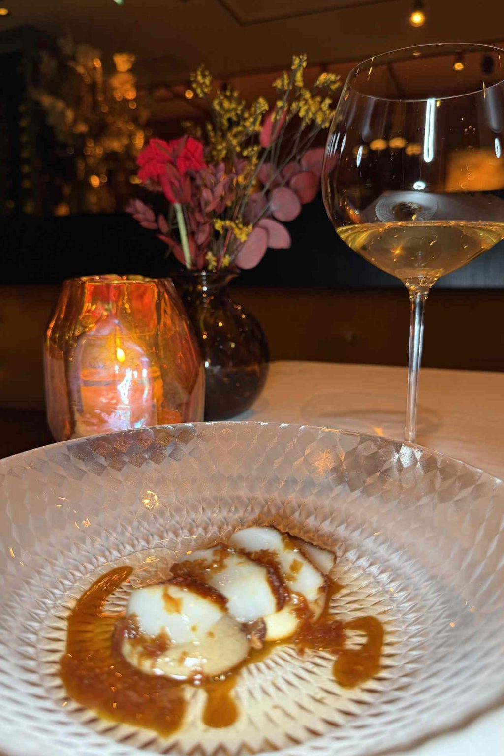 Dinner im Restaurant Bougainville: Jakobsmuscheln von der Plancha mit Blutorange und geräucherten Mandeln © Genusspunkt