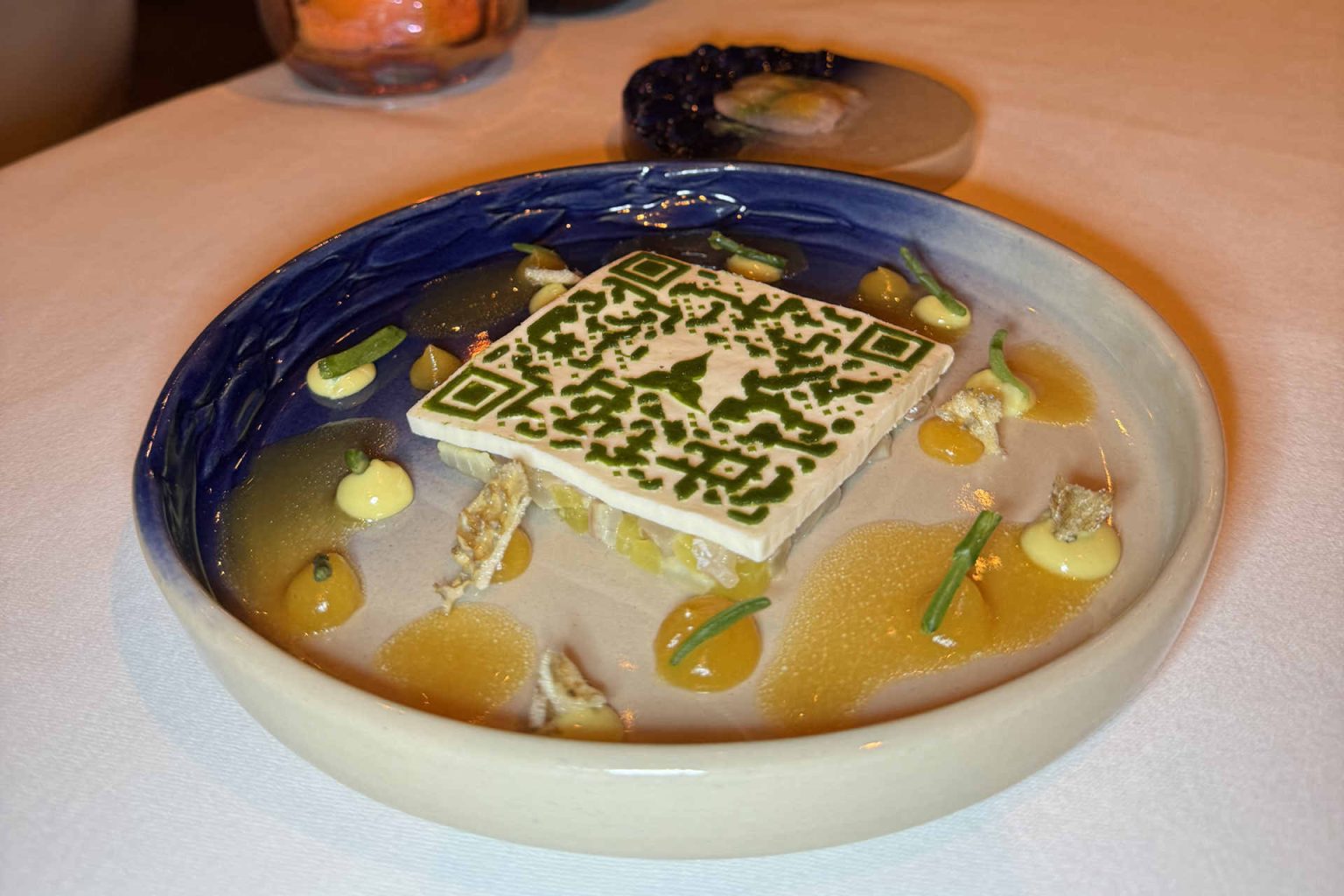 Dinner im Restaurant Bougainville: Tartar und Sashimi vom niederländischen Wolfsbarsch mit Passionsfrucht © Genusspunkt