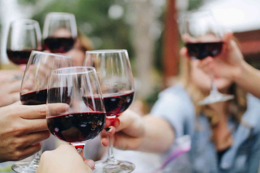 Anstoßen mit Wein © Kelsey Knight / Unsplash